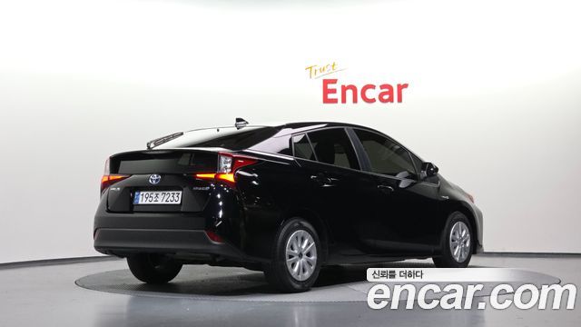 Toyota Prius 2022 — photo 2