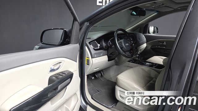 Kia Canival 2015 — photo 10