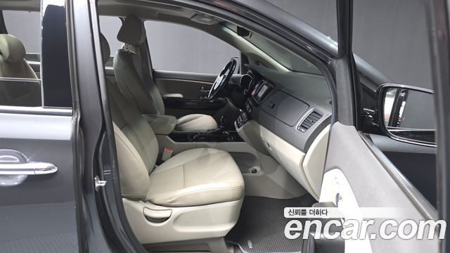 Kia Canival 2015 — photo 11
