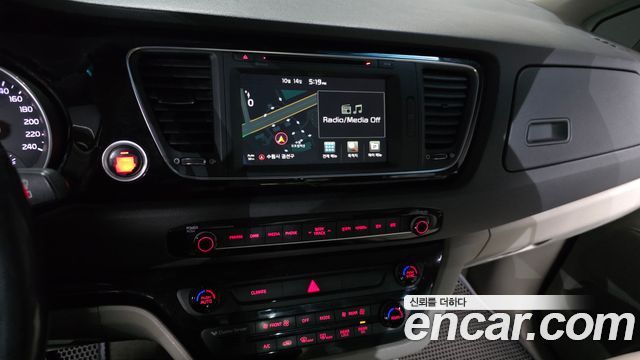 Kia Canival 2015 — photo 14