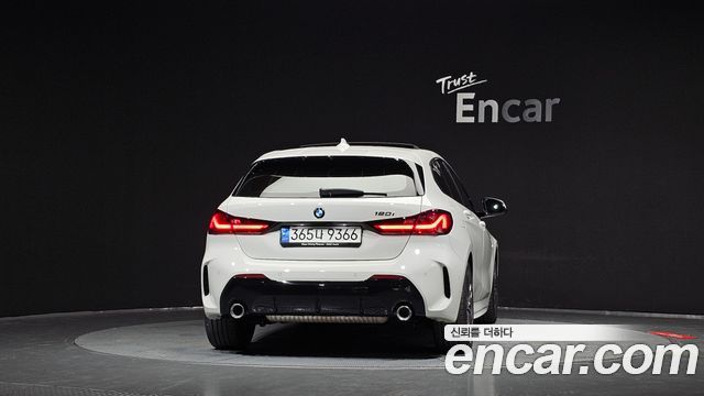 BMW 1-Series 2023 — photo 4