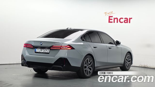 BMW 5-Series 2025 — photo 2