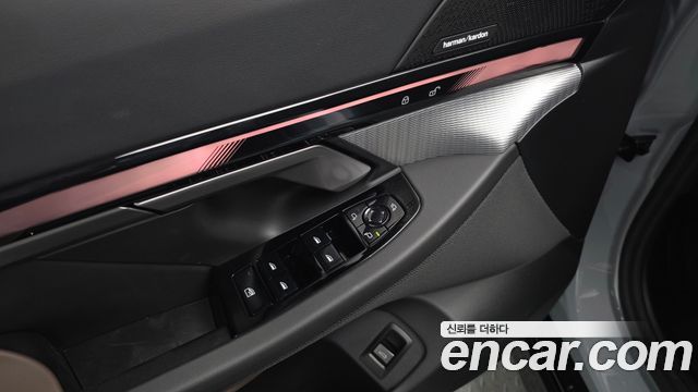 BMW 5-Series 2025 — photo 32