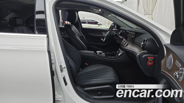 Mercedes-Benz E-Class 2019 — photo 11
