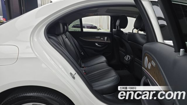 Mercedes-Benz E-Class 2019 — photo 12