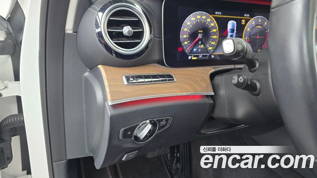 Mercedes-Benz E-Class 2019 — photo 16