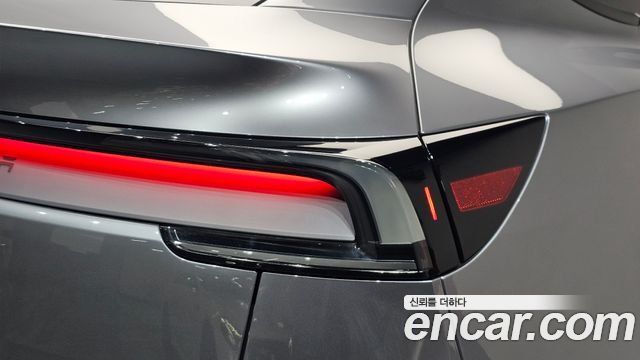 Tesla Model Y 2025 — photo 9