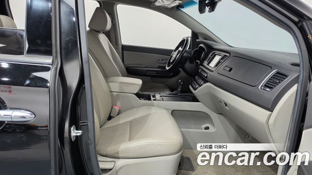 Kia Canival 2016 — photo 16