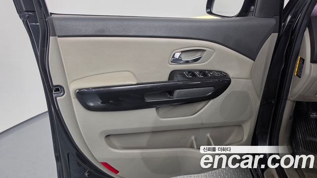 Kia Canival 2015 — photo 14