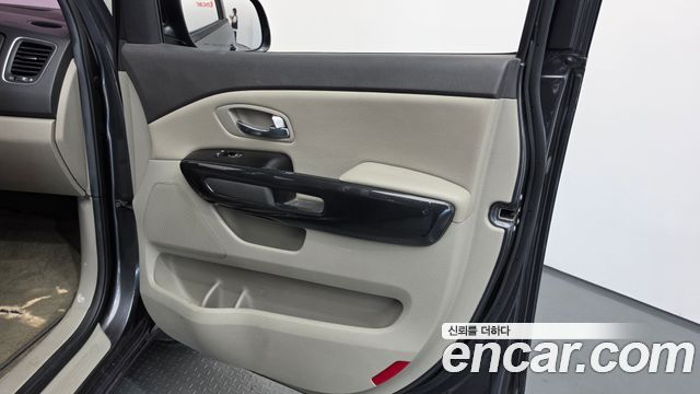 Kia Canival 2015 — photo 15