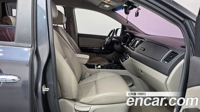 Kia Canival 2015 — photo 16