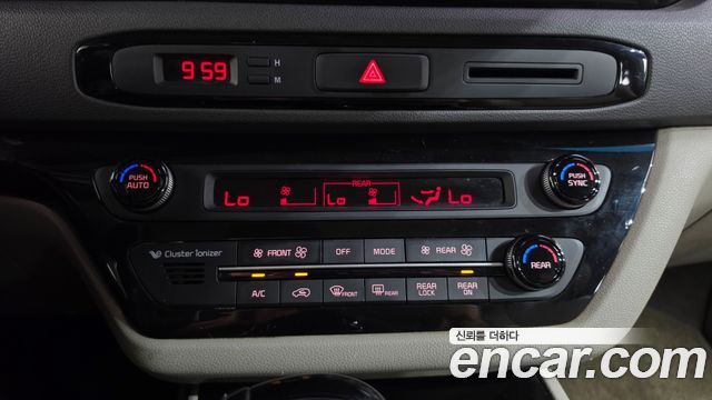Kia Canival 2015 — photo 30