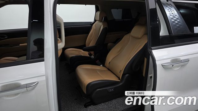 Kia Canival 2021 — photo 16