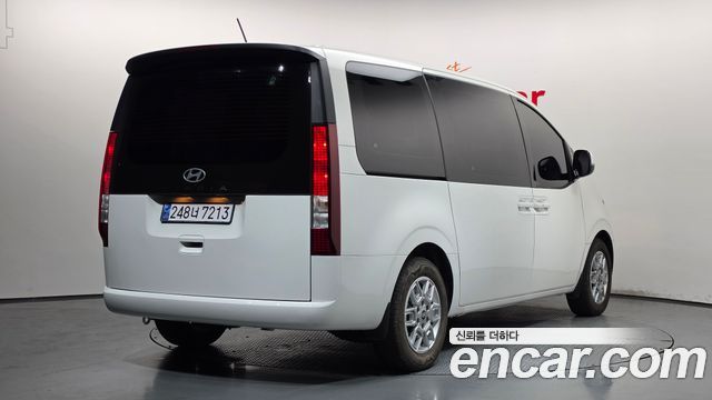 Hyundai Staria 2025 — photo 2