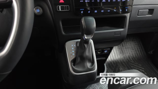 Hyundai Staria 2025 — photo 12