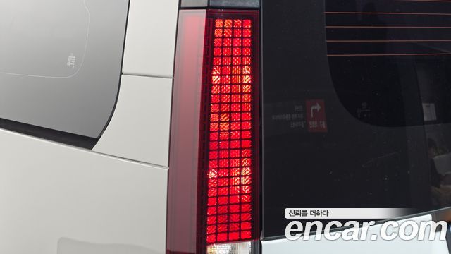 Hyundai Staria 2025 — photo 9