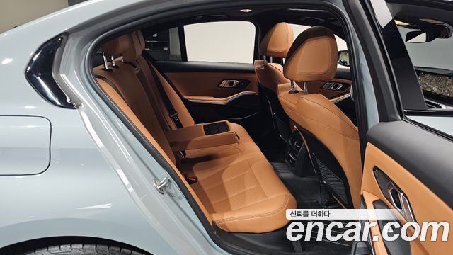 BMW 3-Series 2023 — photo 17