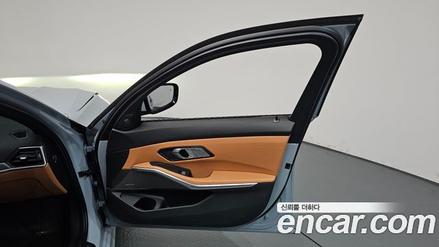 BMW 3-Series 2023 — photo 14