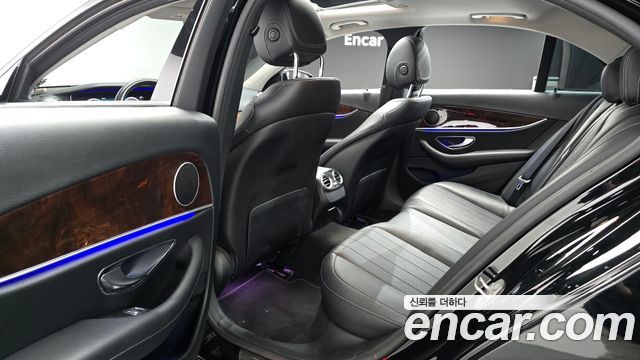 Mercedes-Benz E-Class 2018 — photo 11