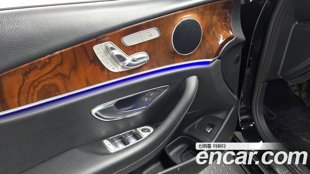 Mercedes-Benz E-Class 2018 — photo 17