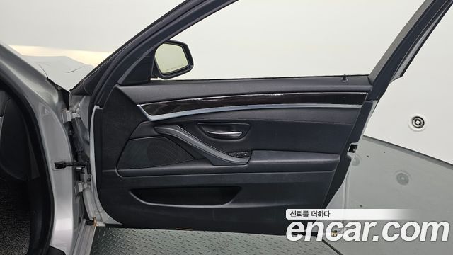 BMW 5-Series 2012 — photo 14