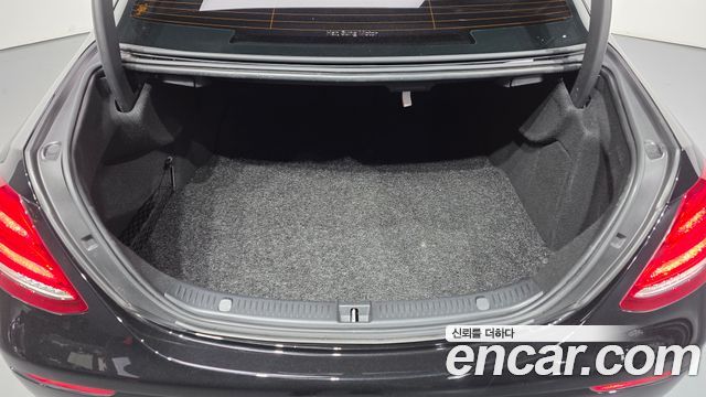 Mercedes-Benz E-Class 2020 — photo 25