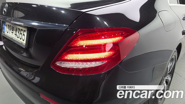Mercedes-Benz E-Class 2020 — photo 9