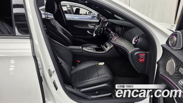 Mercedes-Benz E-Class 2023 — photo 17