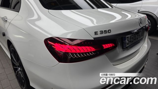 Mercedes-Benz E-Class 2023 — photo 9