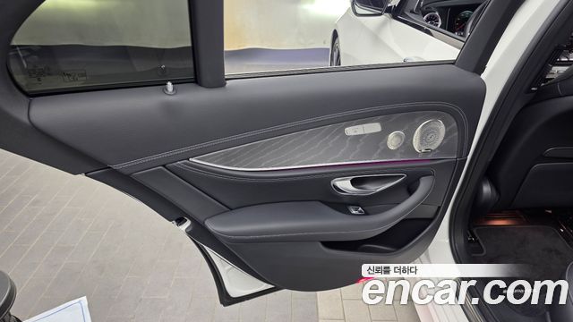 Mercedes-Benz E-Class 2023 — photo 15