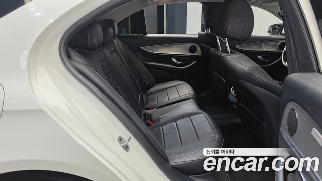 Mercedes-Benz E-Class 2019 — photo 17