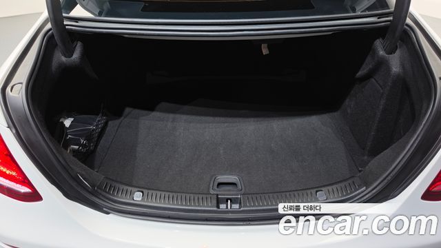 Mercedes-Benz E-Class 2019 — photo 25