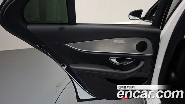 Mercedes-Benz E-Class 2019 — photo 15