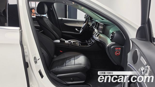 Mercedes-Benz E-Class 2019 — photo 16