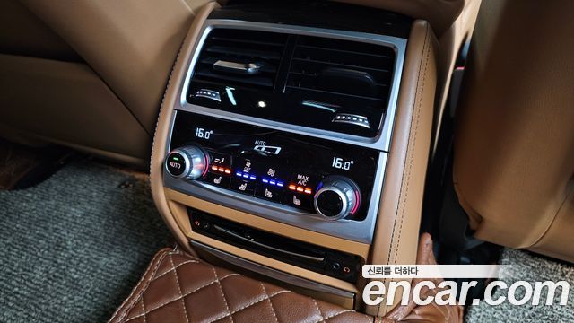 BMW 7-Series 2020 — photo 32