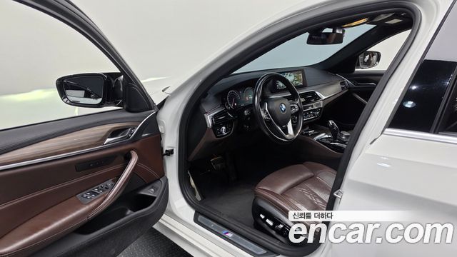BMW 5-Series 2018 — photo 10