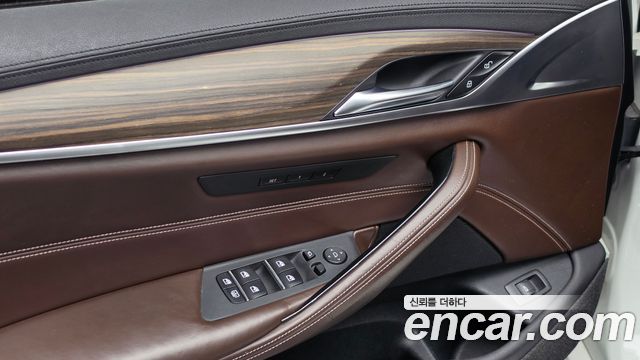 BMW 5-Series 2018 — photo 19