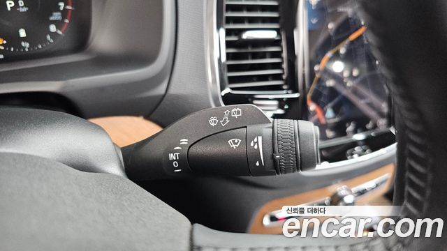 Volvo XC90 2022 — photo 28