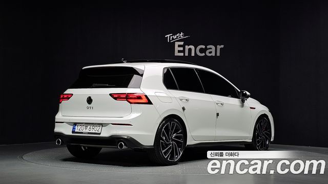 Volkswagen Golf 2023 — photo 2