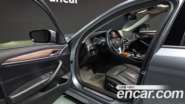 BMW 5-Series 2019 — photo 10