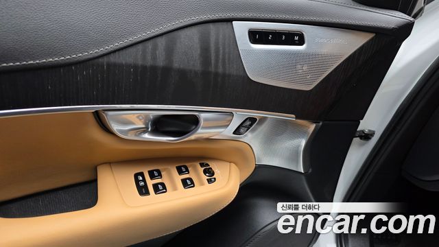 Volvo XC90 2023 — photo 31