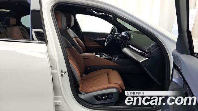 BMW 5-Series 2025 — photo 9