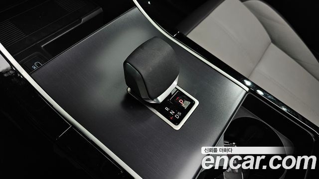 Land Rover Range Rover Velar 2026 — photo 12