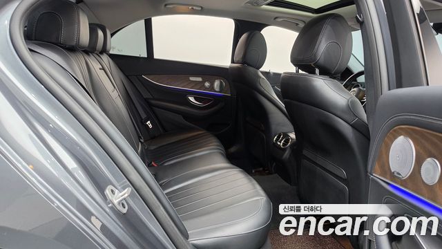 Mercedes-Benz E-Class 2019 — photo 17