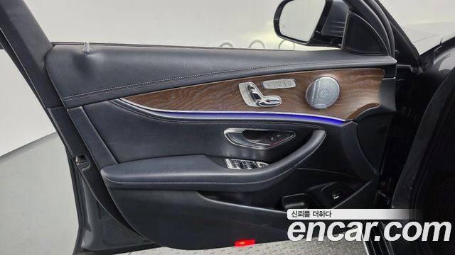 Mercedes-Benz E-Class 2019 — photo 14