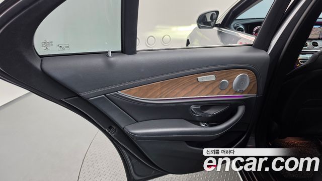 Mercedes-Benz E-Class 2019 — photo 15