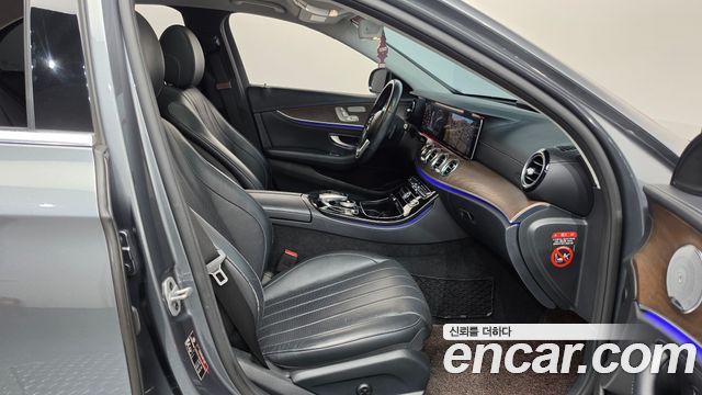 Mercedes-Benz E-Class 2019 — photo 16
