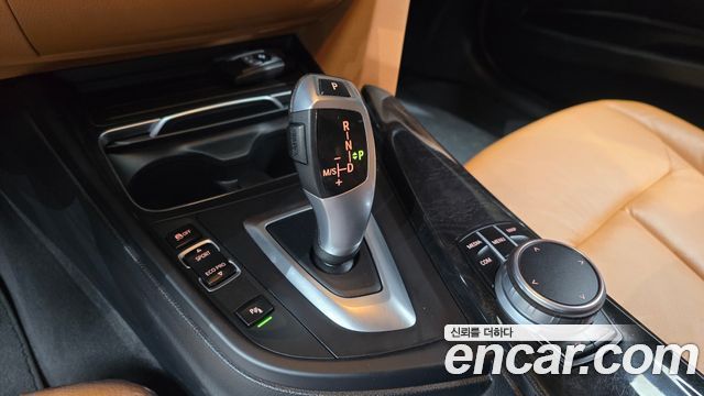 BMW 3-Series 2018 — photo 12