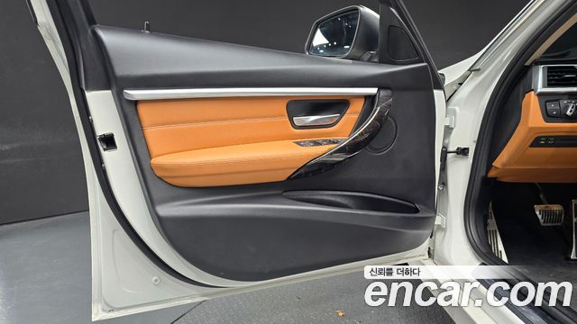 BMW 3-Series 2018 — photo 14