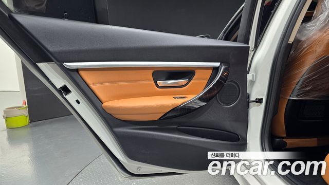 BMW 3-Series 2018 — photo 15